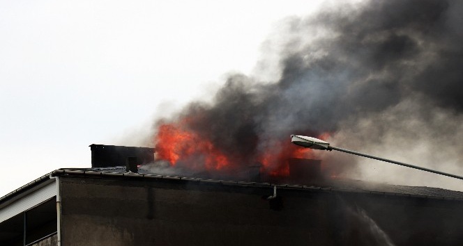 Sakarya’da 4 katlı binanın çatı katı alev alev yandı