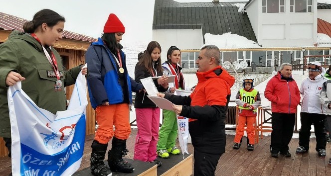 Yüzlerce kayakçı Erzurum’da yarıştı