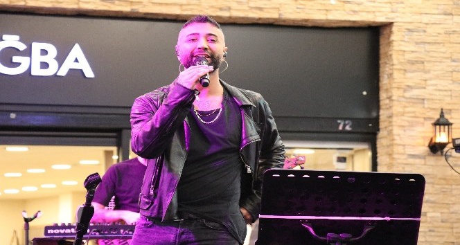 Pop sanatçısı Tan Taşçı, Highway’de sevenleriyle buluştu