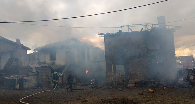 Denizli&#039;de iki katlı ahşap ev alev alev yandı