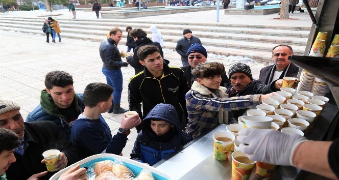 Aksaray Belediyesi vatandaşlara çorba ve lokma ikram etti