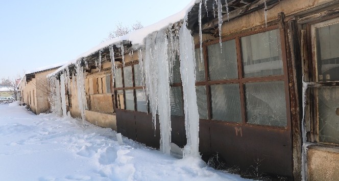 Çatılarda 2 metreyi bulan buz sarkıtları oluştu
