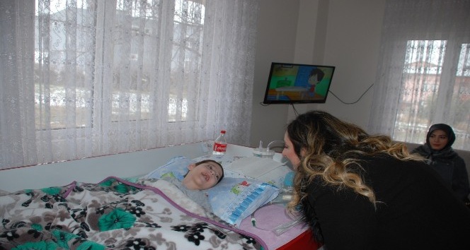 Protokol eşlerinden serebral palsi hastası Ege’ye ziyaret