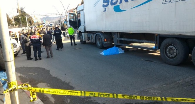 Tırın altında kalan yaşlı adam hayatını kaybetti