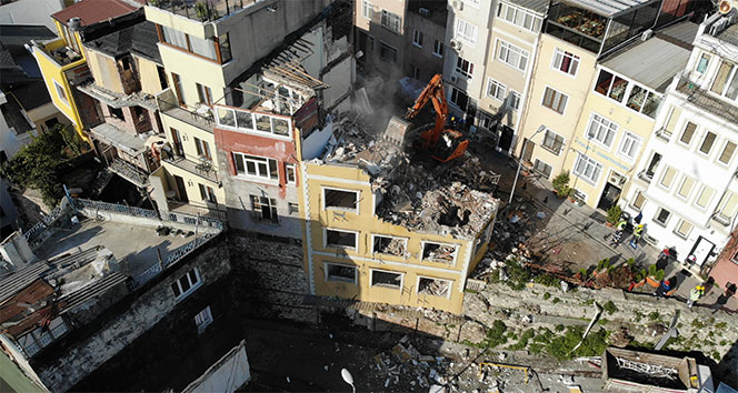 Tarihi surlar ve çeşmenin üzerindeki oteller yıkıldı