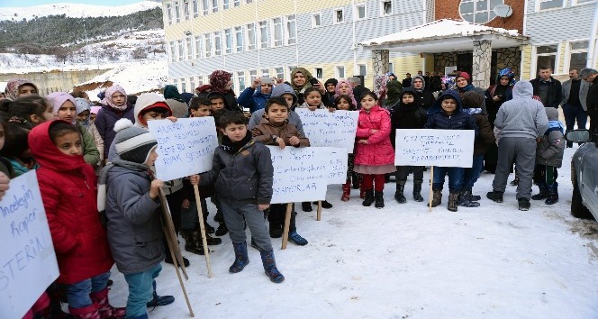 Öğrenci ve veliler, tahliye edilen okul önünde protesto yaptı