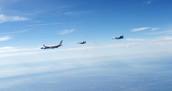Rusya Savunma Bakanı Şoygu&#039;nun uçağına Sırp uçakları eşlik etti