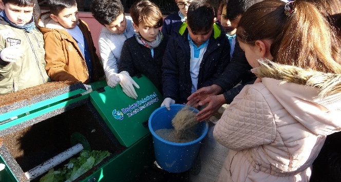 Öğrenciler yediklerini kompost haline getiriyor, geri dönüşüme katkı sağlıyor