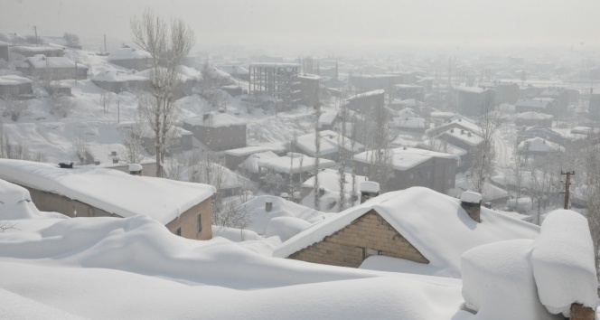 Yüksekova’da evler ve arabalar kara gömüldü