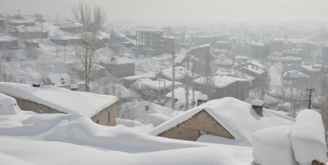 Yoğun kar! Evler ve arabalar kara gömüldü