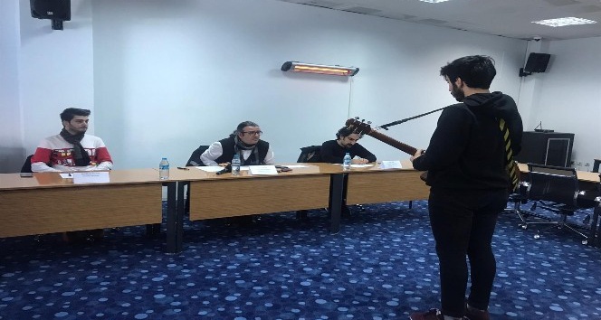 İstanbul’daki vapur hatlarında müzisyen olmak için jüri karşısında şarkılarını söylediler