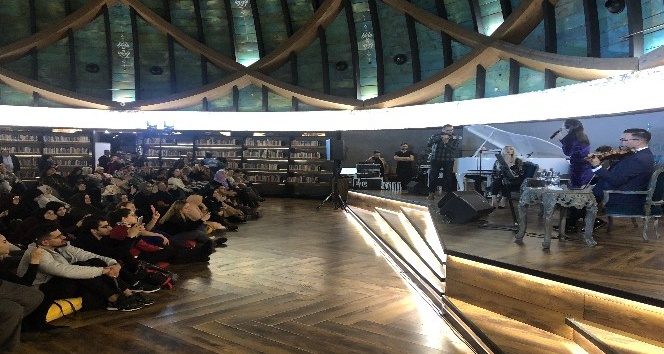 İpek Açar Ve Alper Kömürcü, Üsküdar’da hayranlarıyla bir araya geldi