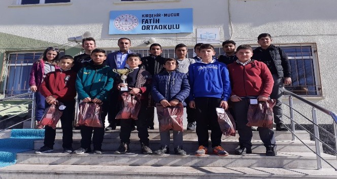 Voleybol turnuvası birincisi çocuklar Yozgat müsabakalarına vize aldı