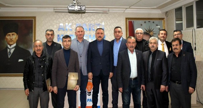 AK Parti’den, eski ilçe başkanlarına teşekkür plaketi