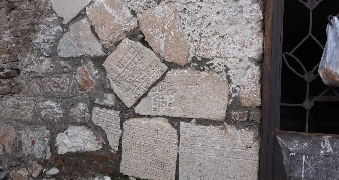 Örülen duvarlarda kullanılan tarihi eserler kurtarılmayı bekliyor