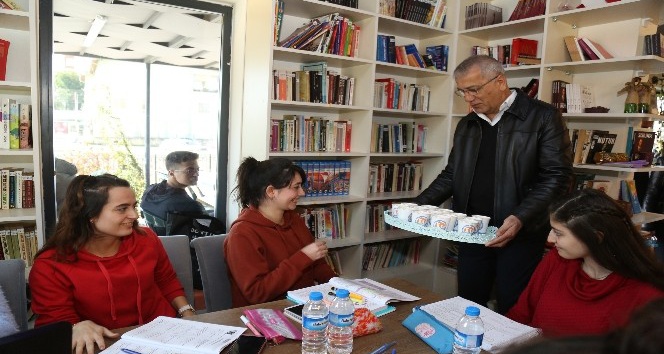 Mezitli’deki Kafe Kütüphanede her gün çorba ikramı yapılıyor