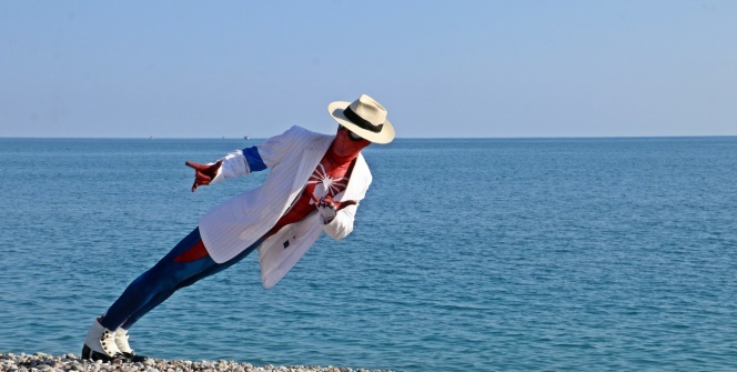 Umulmadık anda ortaya çıkıyor, gören telefona sarılıyor