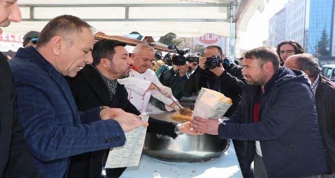 Nevşehir Belediye Başkanı Arı, tazminattan kazandığı paralarla kavurma dağıttı