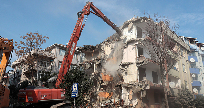 Avcılar’da, 5.8’lik depremin ardından hasar gören binanın yıkımı gerçekleştirildi