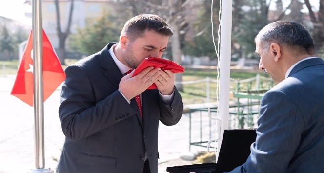 Şehit kabirlerindeki Türk bayrakları yenilendi