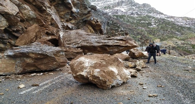 Şırnak-Beytüşşebap yoluna kaya parçası düştü