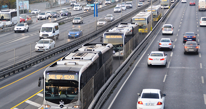 İstanbul’da Pazar gününden, Pazartesi gününe toplu ulaşım kullanımı yaklaşık 3 kat arttı