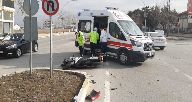 Kamyona çarpan motosiklet sürücüsü ölümden döndü