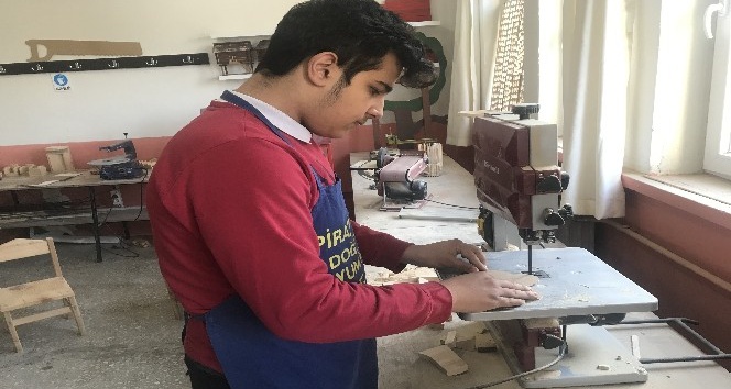 Ahşap, öğrencilerin elinde sanata dönüşüyor