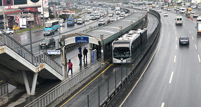 İBB'nin metrobüs durakları arasındaki yüzde 79 zam oranına vatandaştan tepki