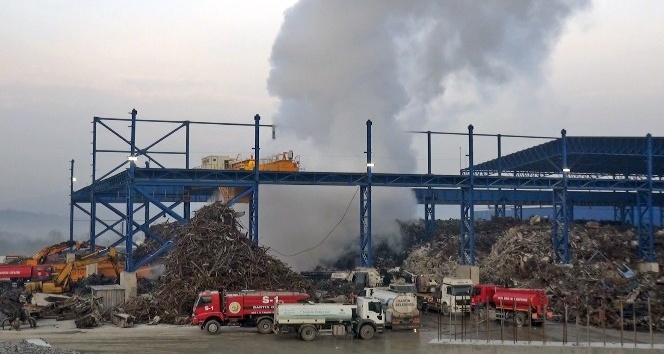 Bartın’da fabrikanın hurdalık deposundaki yangın kontrol altına alındı