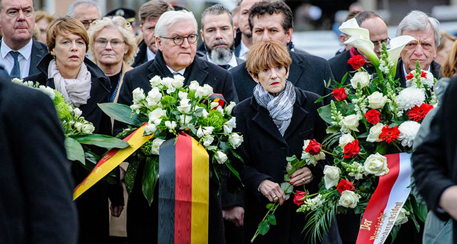 Almanya Cumhurbaşkanı, 5 Türk’ün öldürüldüğü olay yerine çiçek bıraktı