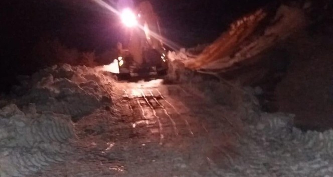 Traktörüyle kara saplanan kişi donmaktan kurtarıldı