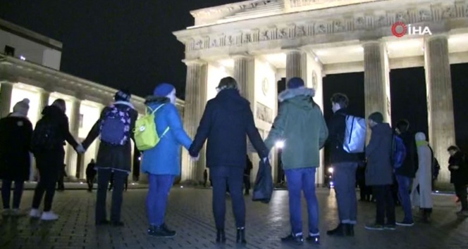 Berlin&#039;de Brandenburg Kapısı önünde ırkçı saldırıya sessiz protesto