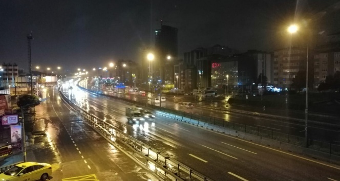 İstanbul&#039;da karla karışık yağmur gece boyunca etkili oldu