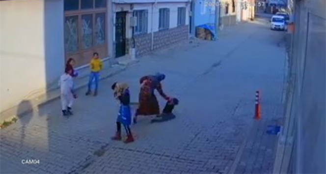 Bursa&#039;da sokak ortasında 5 yaşındaki oğlunu evire çevire dövdü