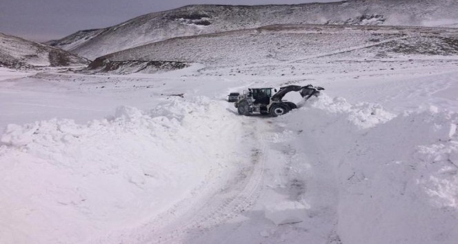 Iğdır’da karla mücadele çalışmaları zor şartlar altında devam ediyor