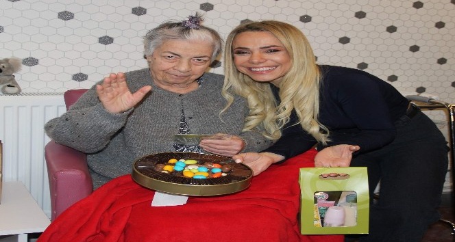 Simay Özyiğit’ten yaşlılara moral ziyareti