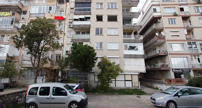 İzmir&#039;de yan yatan bir bina riskli olduğu gerekçesiyle boşaltıldı