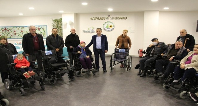 Bolu Belediyesi, ihtiyaç sahibi 10 engelli bireye akülü ve tekerlekli sandalye verdi