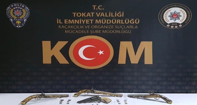 Niksar’da 4 adet tarihi tabanca ele geçirildi