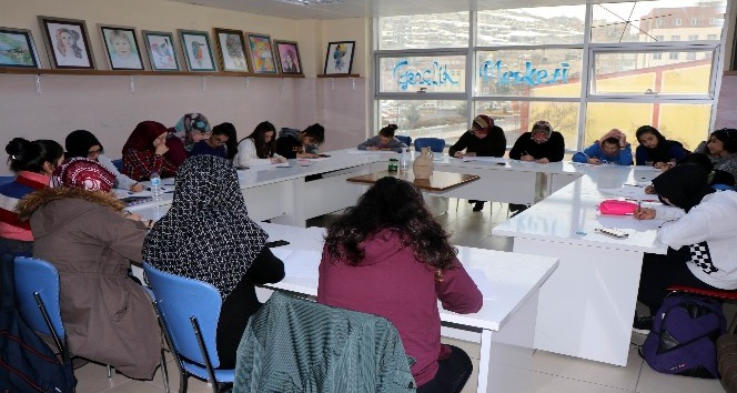 Gençlik Merkezinde 7’den 70’e resim kursuna katılıyorlar