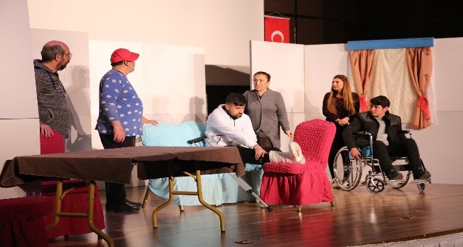 Karaköprü’de tiyatro gösterisi sahnelendi