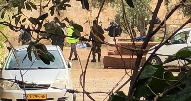 İsrail güçleri, Mescid-i Aksa’nın kapılarını bıçaklı saldırı iddiasıyla kapattı