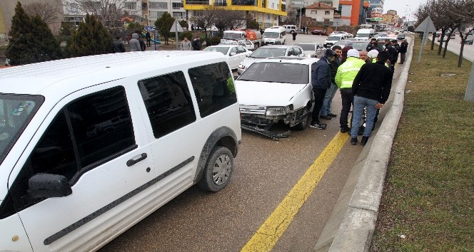 Kırıkkale’de 3 araçlı trafik kazası: 1 yaralı