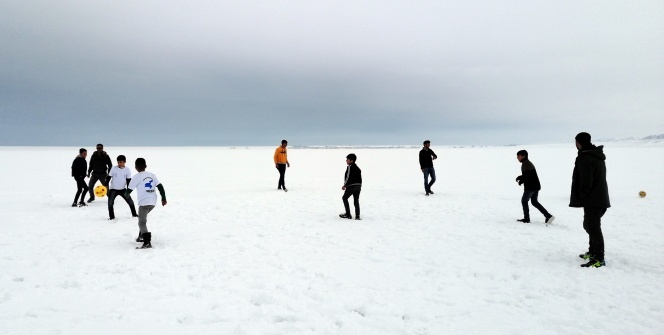 Donan göl üzerinde futbol keyfi