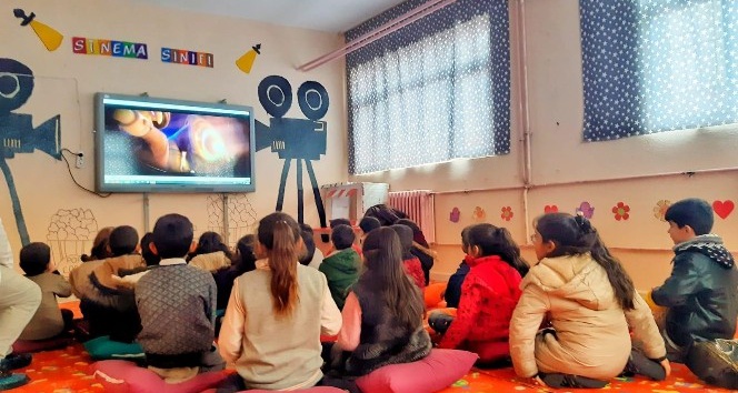 Köy okulu öğretmeni sınıfı sinema salonuna çevirdi