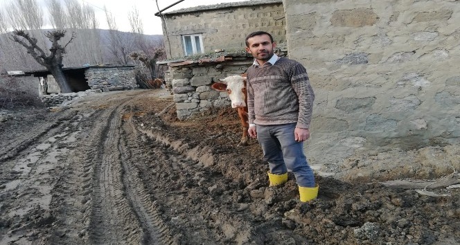 Köy halkı çamurlu ve bozuk yoldan kurtulmak istiyor