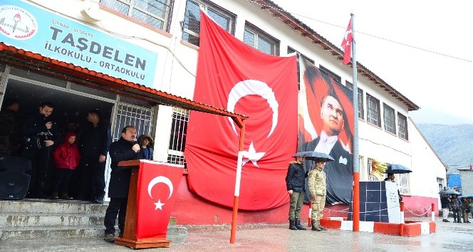 Vali konuştu, asker ıslanmasın diye koruması şemsiye tuttu