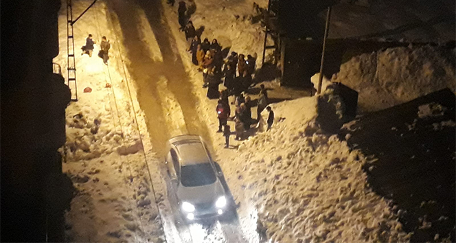 İran&#039;daki deprem Hakkarili vatandaşları sokağa döktü