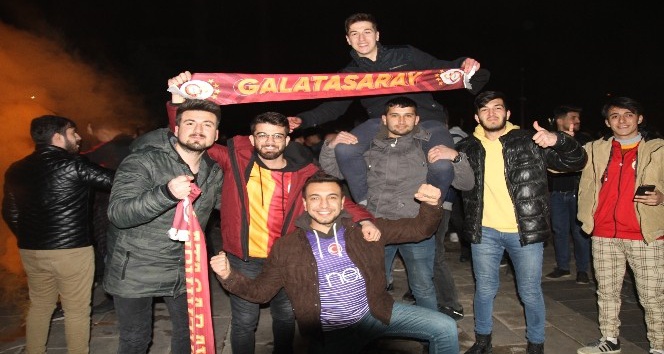 Galatasaraylı taraftarlar: "Sabaha kadar buradayız"